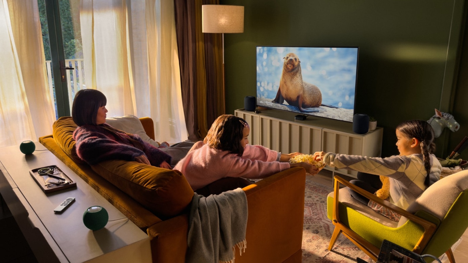 Apple-TV-4K-négy-HomePod-surround-Lifestyle