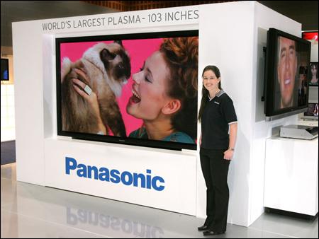 A Panasonic jelenlegi 262 centis plazmaképernyőjén még nem fér el_BR_egy ember teljes méretben, de a 381 centis panelen már igen