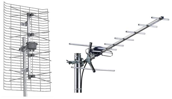 Panelantennák (balra), Yagi antenna (jobbra)