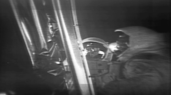 Armstrong és Aldrin sisakján a visszatükröződések is látszanak