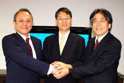 A három cég vezetője a felvásárlási megállapodás bejelentésekor