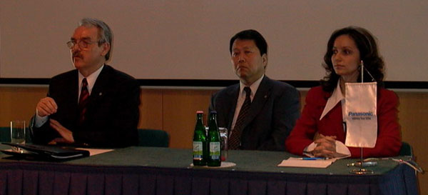 Stark István vezérigazgató, Toshibumi Tanimoto regionális ügyvezető és Viktor Eszter marketing koordinátor