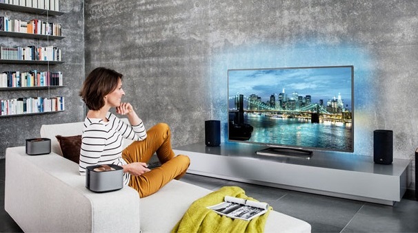 Philips_PFL9807_UHD_TV_Lifestyle.jpg Philips_PFL9807_UHD_TV_Lifestyle.jpg