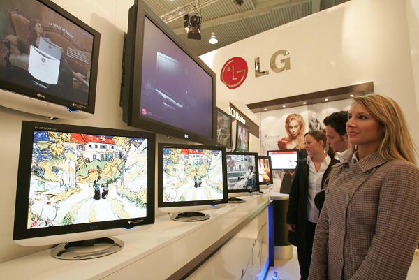A 2005-ös CeBIT-en bemutatott LG plazma és LCD TV-k