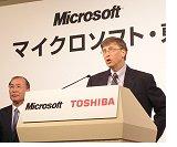 Atsutoshi Nishida_BR_ a Toshiba elnöke_BR_és Bill Gates_BR_Microsoft