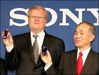 Balra Sir Howard Stringer CEO_BR_jobbra Ryoji Chubachi elnök_BR_az új Walkman lejátszóval