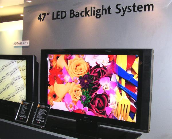 119 centis képátlójú, 1920x1080p felbontású LG LCD képernyő LED háttérvilágítással a CES2006-on